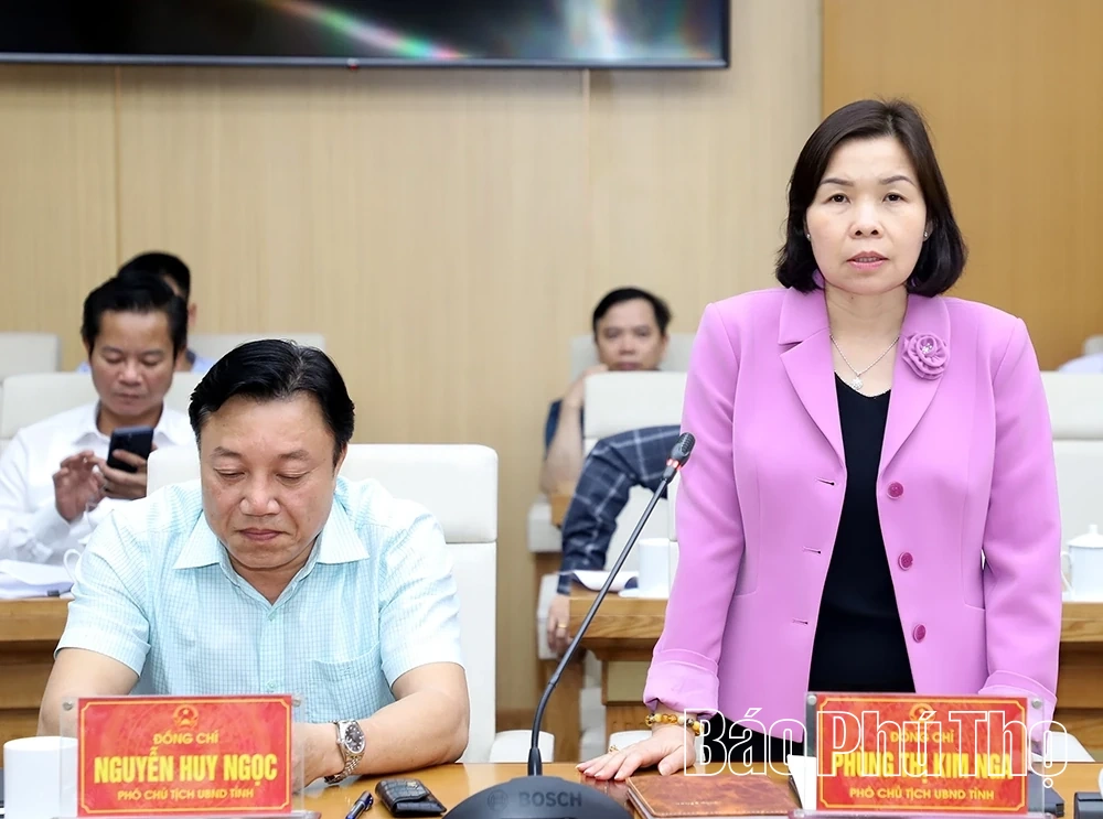 Chủ tịch UBND tỉnh Trần Duy Đông nghe báo cáo công tác quản lý nhà nước về đầu tư công, tài sản công và cấp nước sạch nông thôn