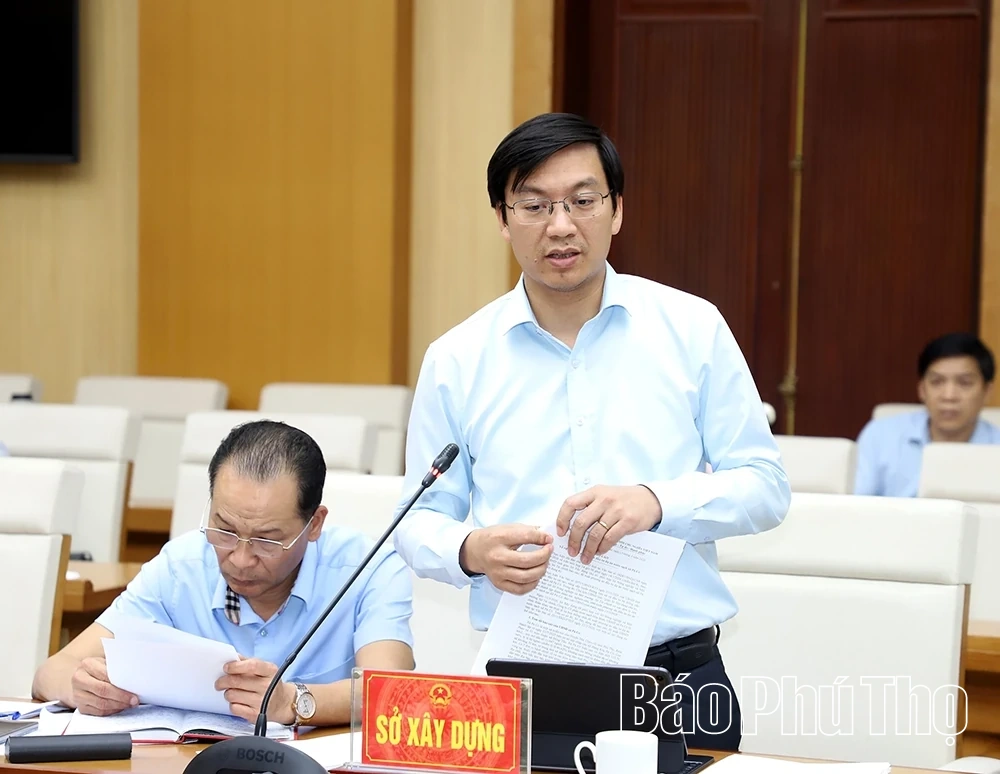 Chủ tịch UBND tỉnh Trần Duy Đông nghe báo cáo công tác quản lý nhà nước về đầu tư công, tài sản công và cấp nước sạch nông thôn