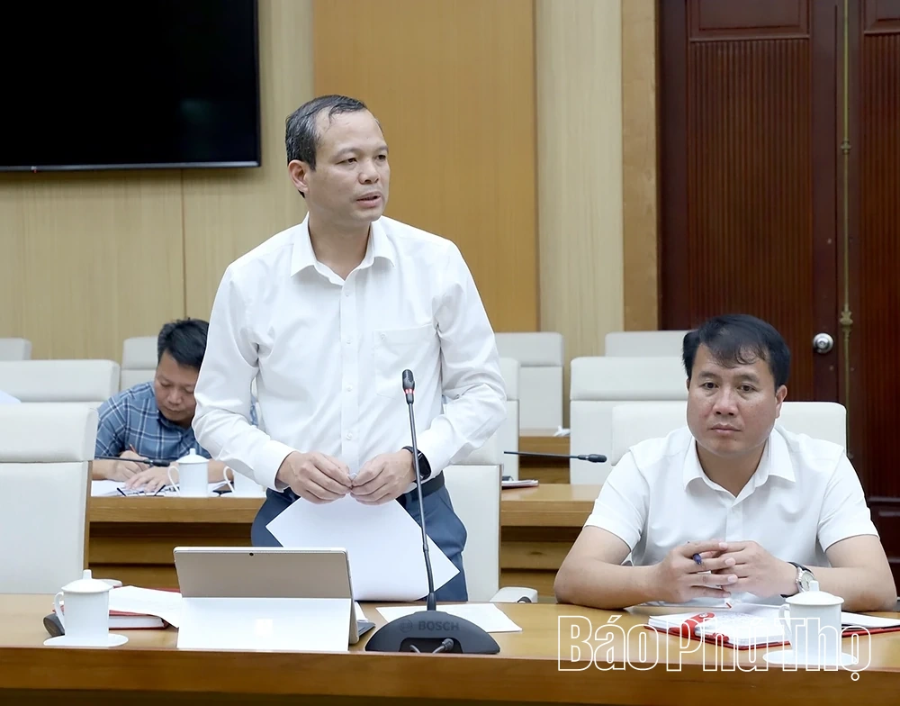 Chủ tịch UBND tỉnh Trần Duy Đông nghe báo cáo công tác quản lý nhà nước về đầu tư công, tài sản công và cấp nước sạch nông thôn