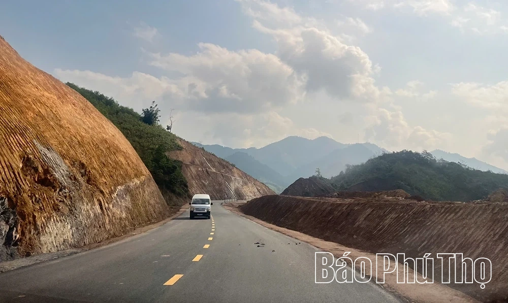 Mở đường liên kết vùng, mở “cánh cửa” phát triển vùng khó khăn