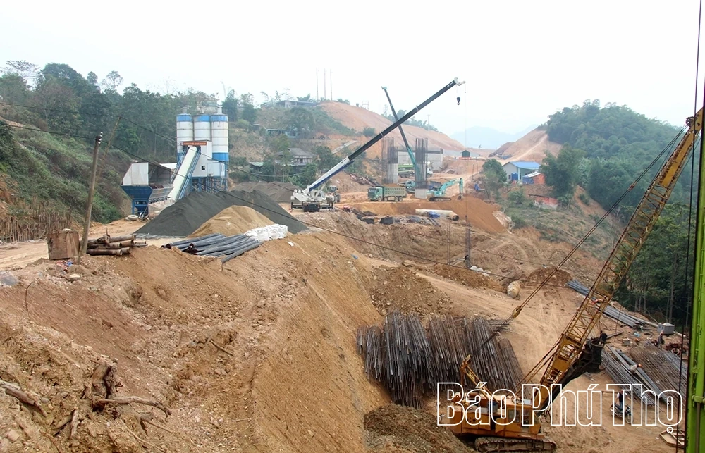 Mở đường liên kết vùng, mở “cánh cửa” phát triển vùng khó khăn