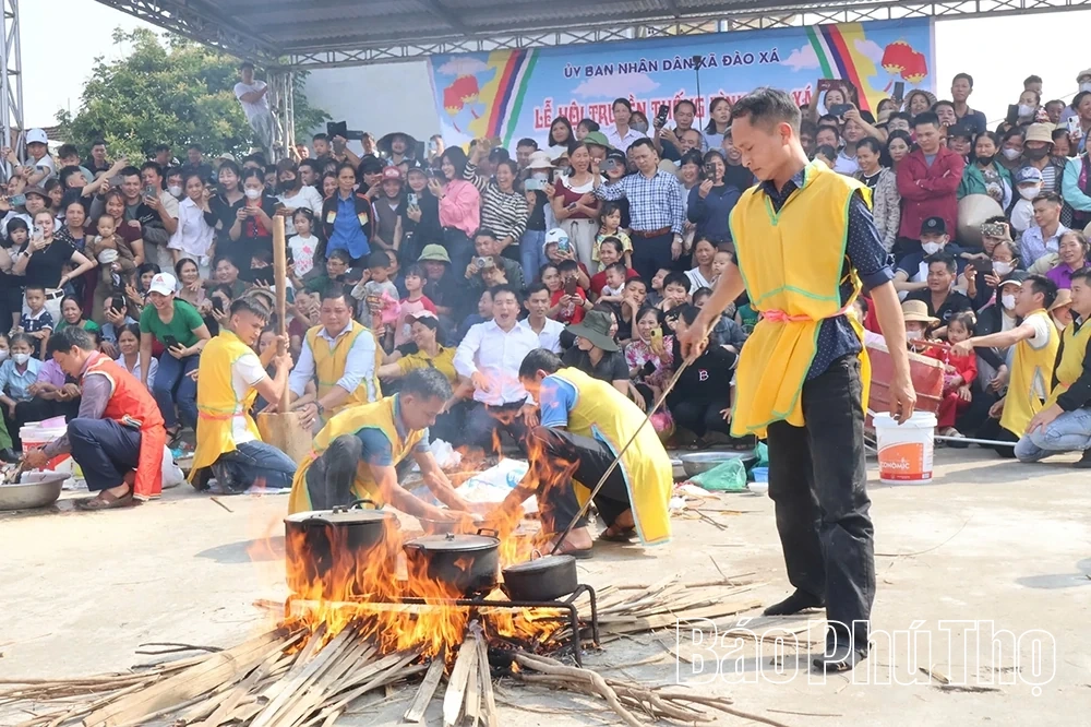 Sôi nổi hội thi kéo lửa nấu cơm thi tại lễ hội Đình Đào Xá