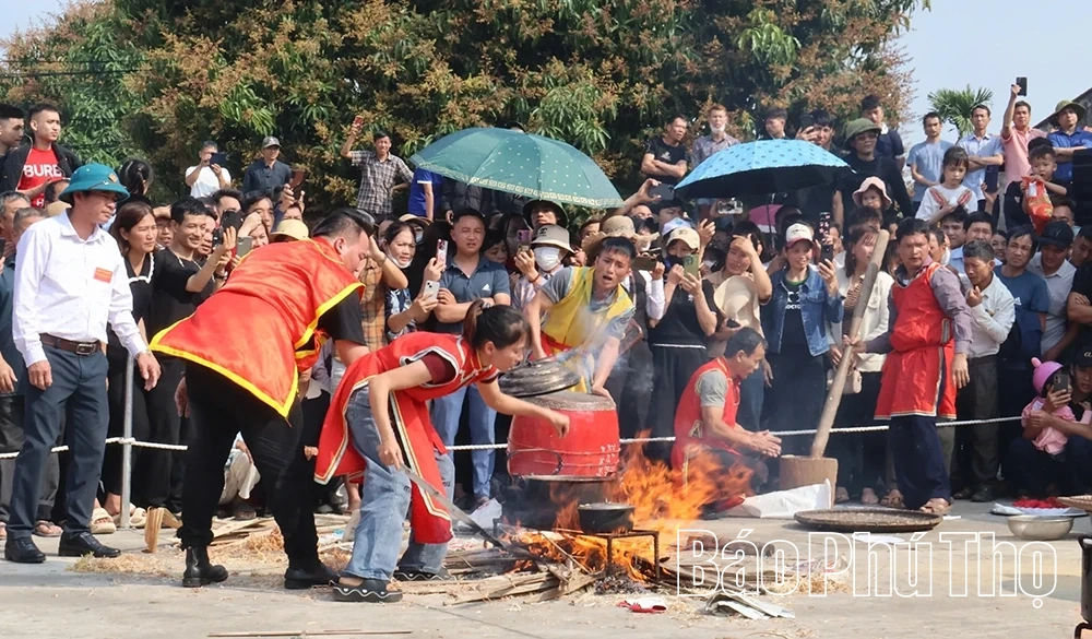 Sôi nổi hội thi kéo lửa nấu cơm thi tại lễ hội Đình Đào Xá
