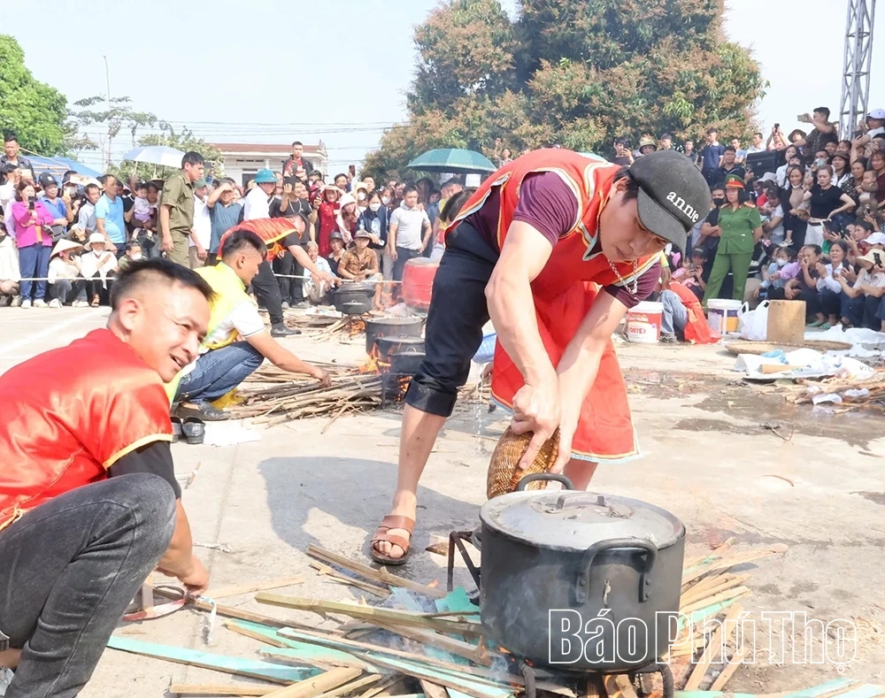 Sôi nổi hội thi kéo lửa nấu cơm thi tại lễ hội Đình Đào Xá