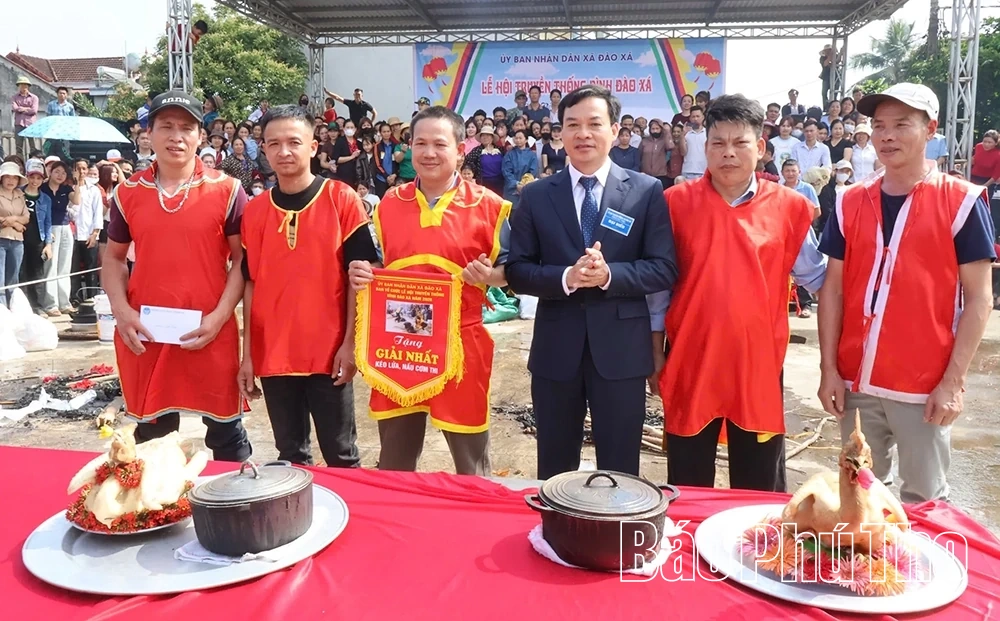 Sôi nổi hội thi kéo lửa nấu cơm thi tại lễ hội Đình Đào Xá