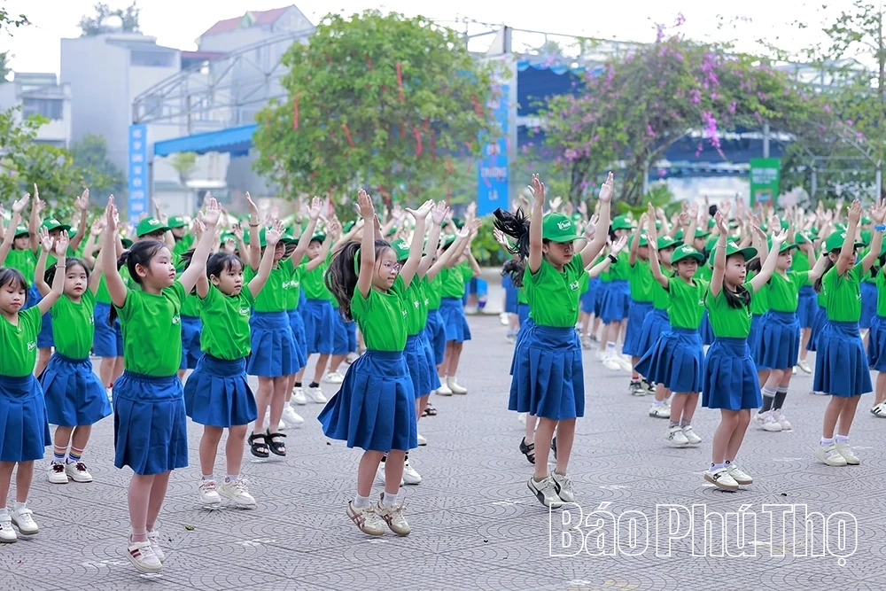 Hơn 1.000 học sinh đồng diễn “Bài thể dục giữa giờ”