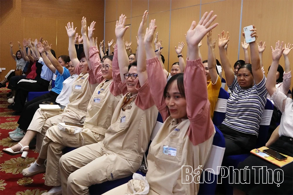 Tập huấn về phòng, chống quấy rối tình dục tại nơi làm việc và xây dựng gia đình hạnh phúc