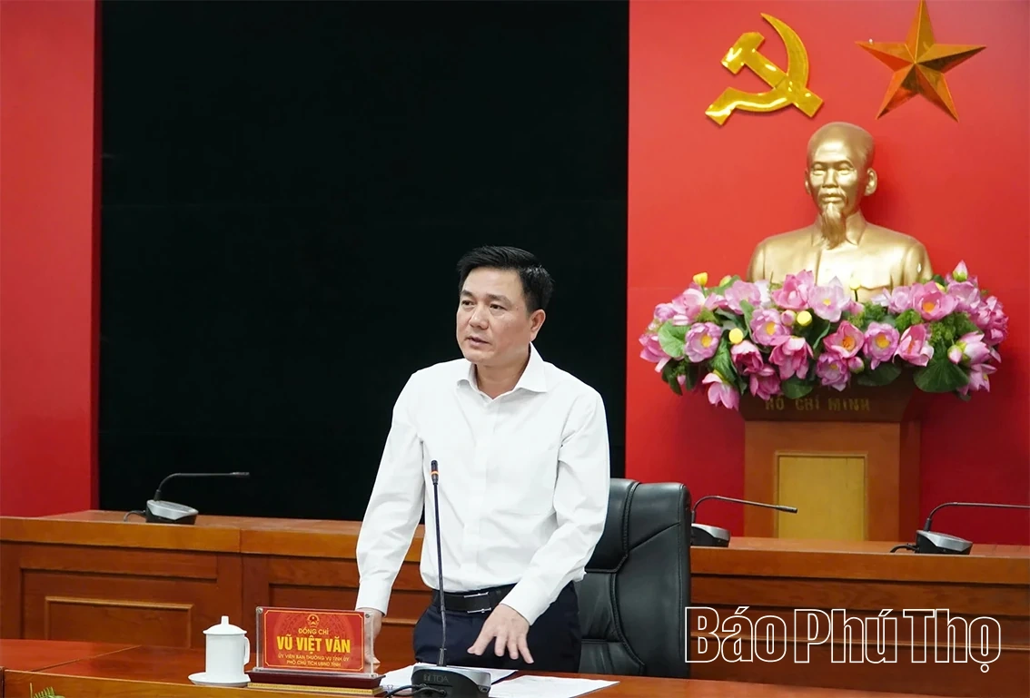 Phó Chủ tịch UBND tỉnh Vũ Việt Văn nghe báo cáo thẩm định một số dự án tại xã Tu Vũ