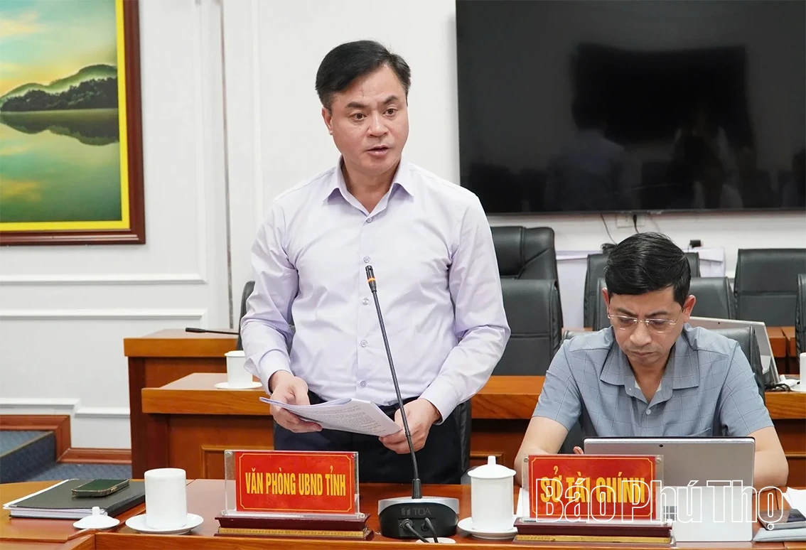 Phó Chủ tịch UBND tỉnh Vũ Việt Văn nghe báo cáo thẩm định một số dự án tại xã Tu Vũ