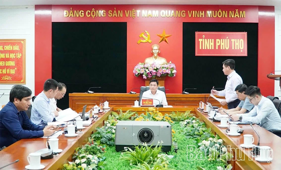 Phó Chủ tịch UBND tỉnh Vũ Việt Văn nghe báo cáo thẩm định một số dự án tại xã Tu Vũ