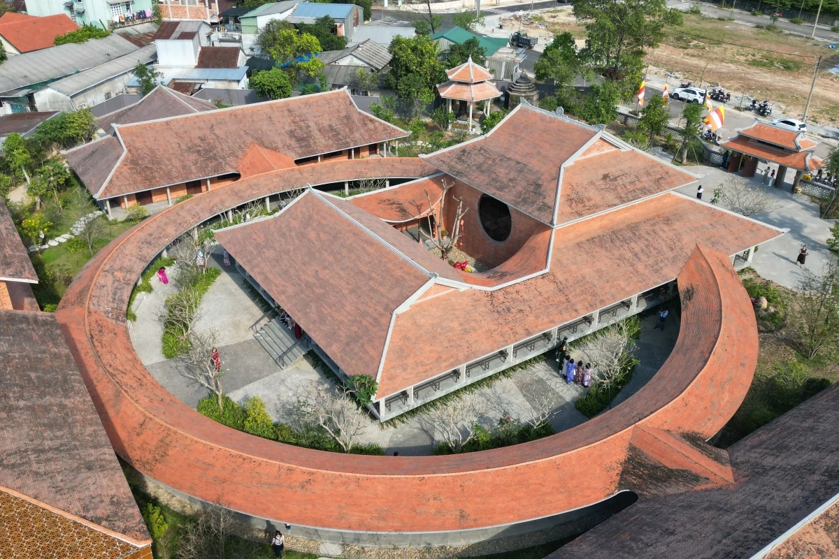 Ngôi chùa 300 tuổi có kiến trúc hành lang tròn khác biệt ở Huế