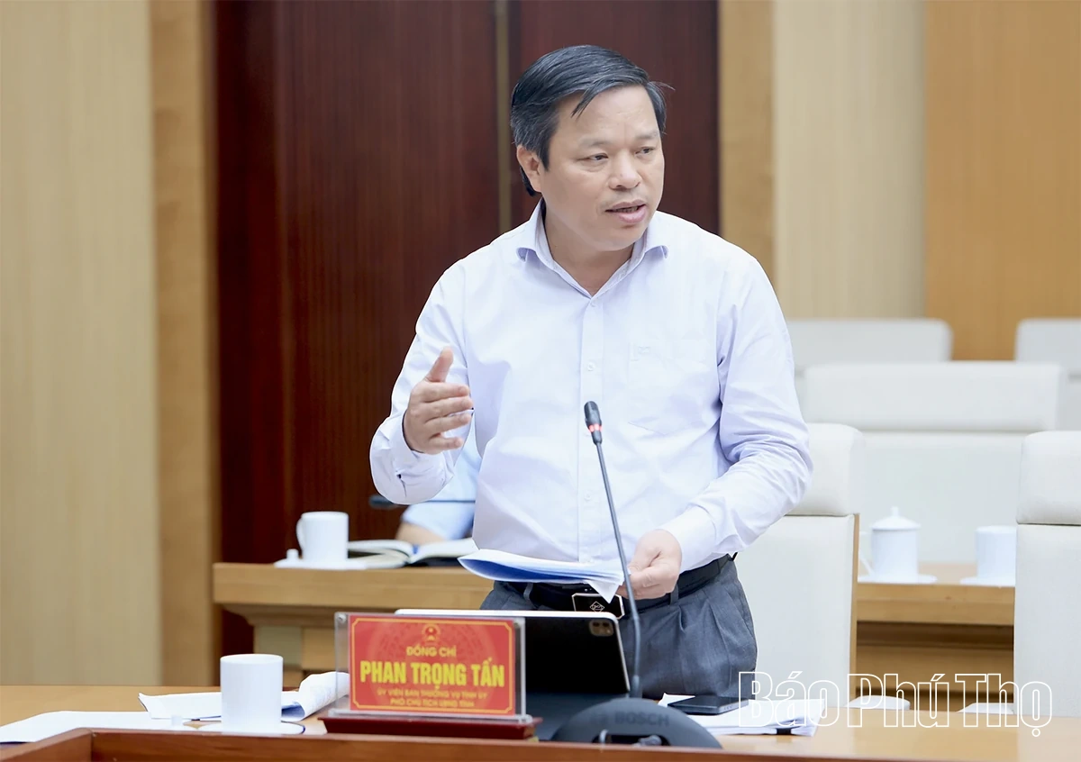 Chủ tịch UBND tỉnh Trần Duy Đông nghe báo cáo tình hình phát triển kinh tế - xã hội và tháo gỡ khó khăn giải phóng mặt bằng các dự án