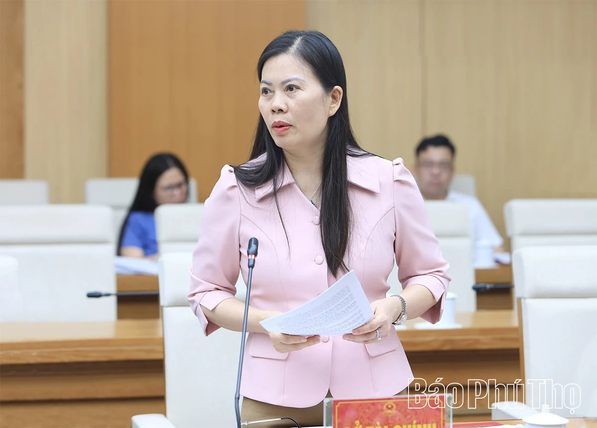 Chủ tịch UBND tỉnh Trần Duy Đông nghe báo cáo tình hình phát triển kinh tế - xã hội và tháo gỡ khó khăn giải phóng mặt bằng các dự án