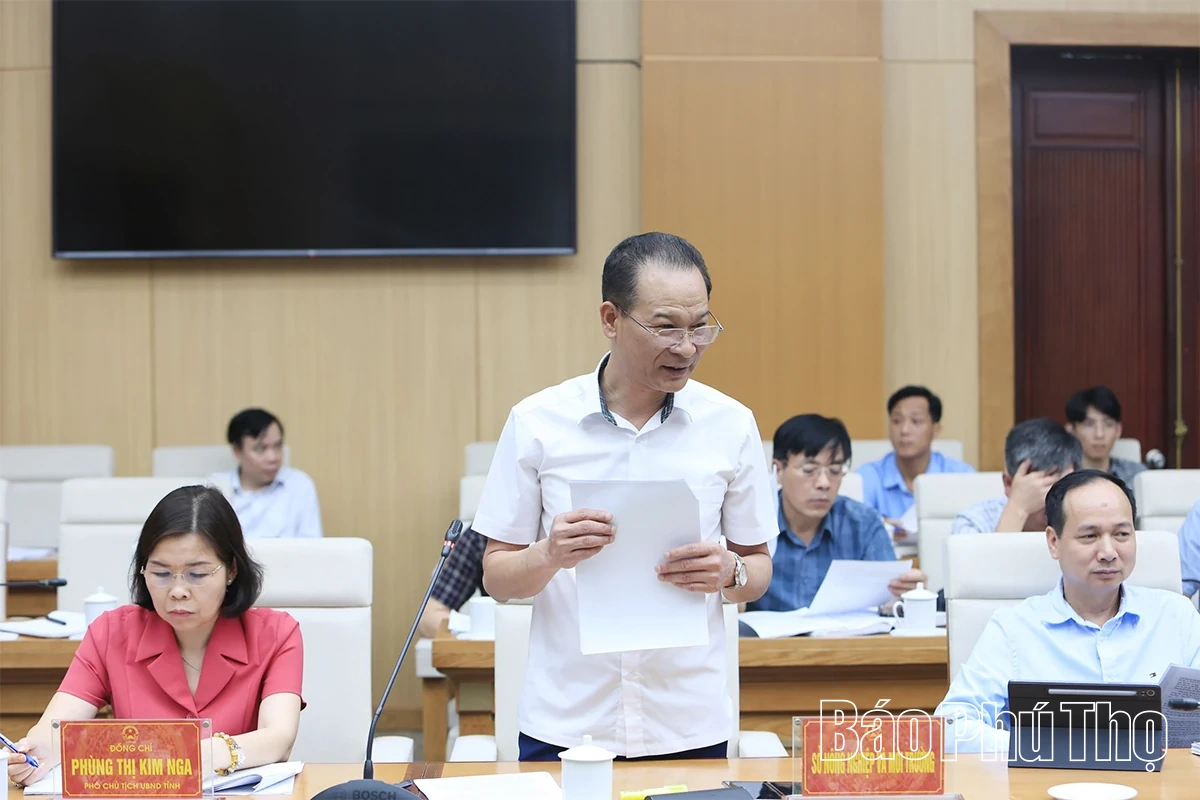 Chủ tịch UBND tỉnh Trần Duy Đông nghe báo cáo tình hình phát triển kinh tế - xã hội và tháo gỡ khó khăn giải phóng mặt bằng các dự án