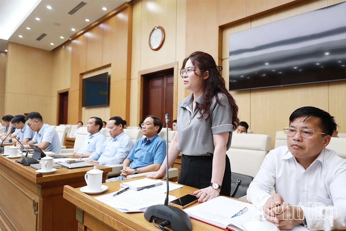 Chủ tịch UBND tỉnh Trần Duy Đông nghe báo cáo tình hình phát triển kinh tế - xã hội và tháo gỡ khó khăn giải phóng mặt bằng các dự án