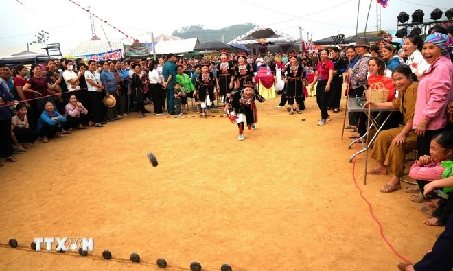 Đặc sắc phiên chợ “mua may, bán rủi” dưới chân dãy Cham Chu hùng vĩ