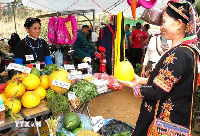 Đặc sắc phiên chợ “mua may, bán rủi” dưới chân dãy Cham Chu hùng vĩ