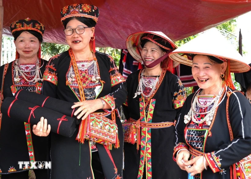 Đặc sắc phiên chợ “mua may, bán rủi” dưới chân dãy Cham Chu hùng vĩ