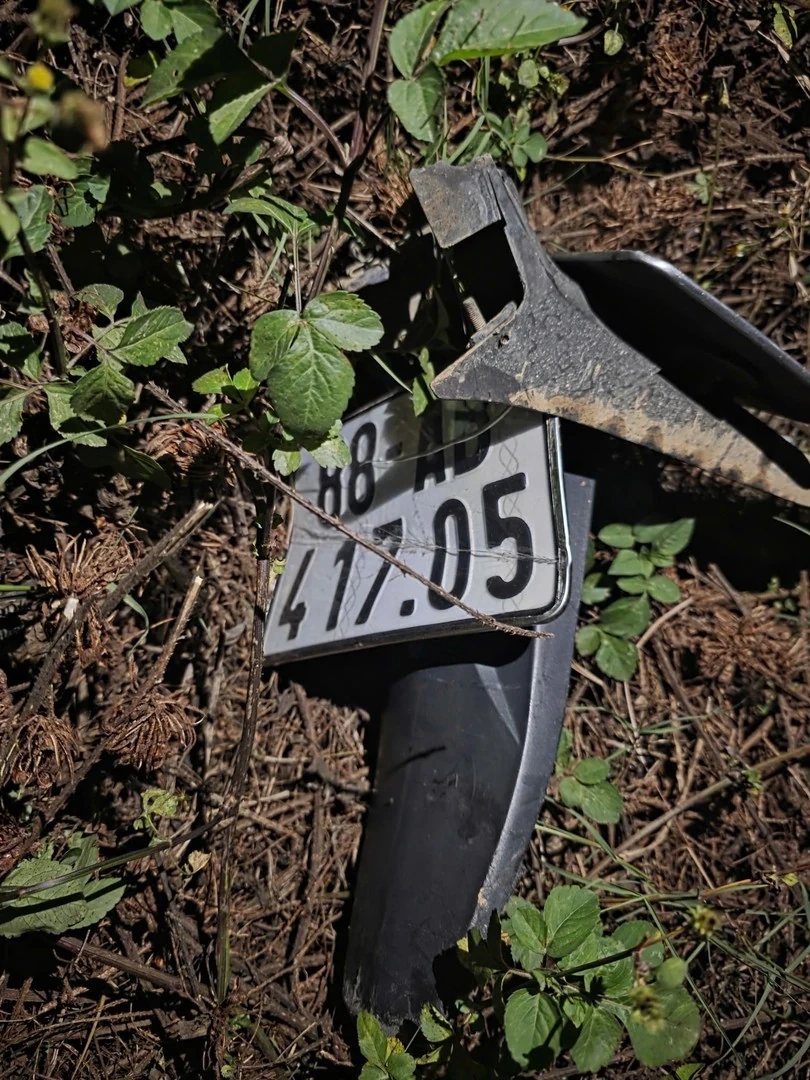 Thiếu nữ 17 tuổi trong nhóm phóng tốc độ cao, chặt biển xe máy