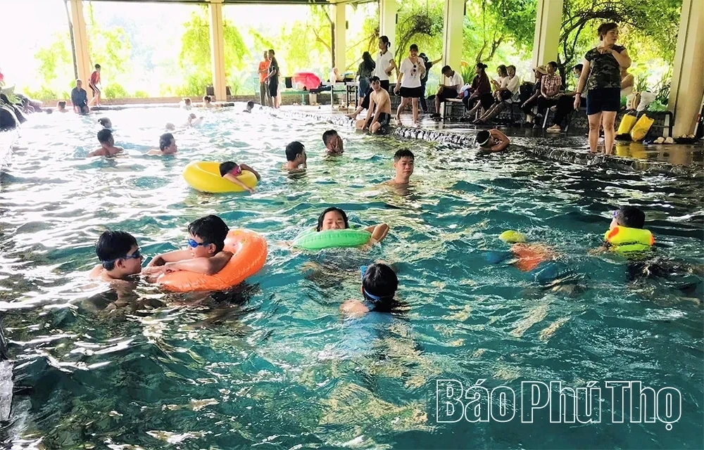 Kim Boi Aiming for High-Quality Tourism Development