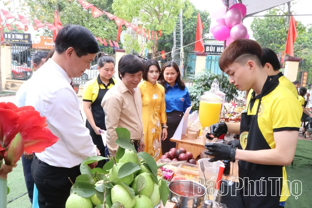 Hơn 800 đoàn viên thanh niên, học sinh tham gia Ngày hội tư vấn định hướng nghề nghiệp, giới thiệu việc làm