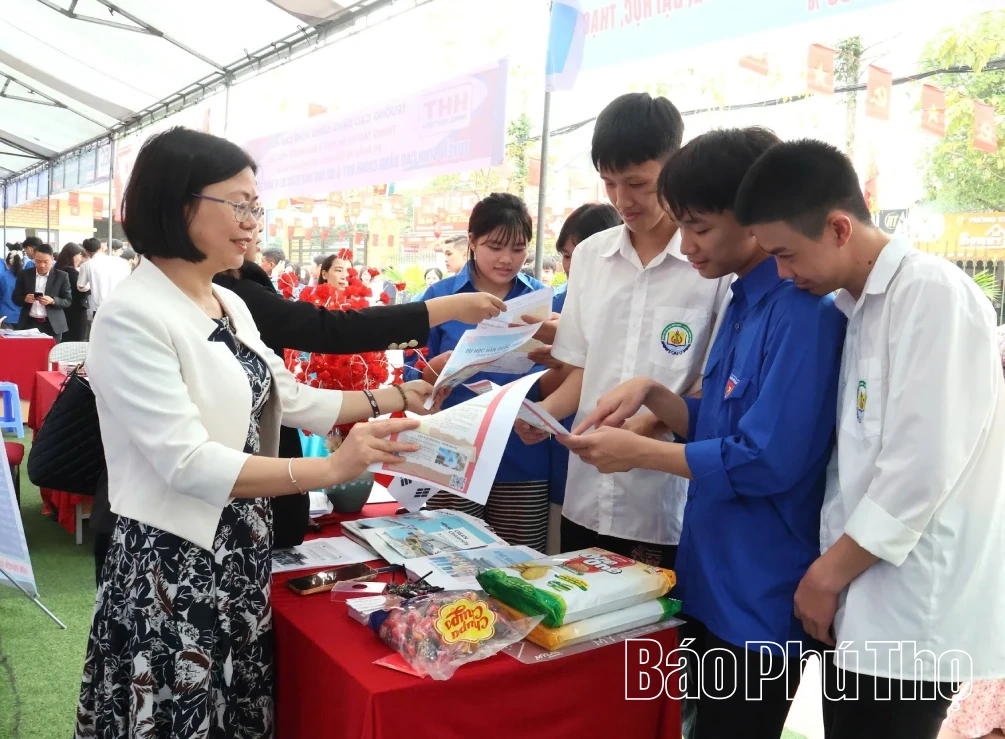 Hơn 800 đoàn viên thanh niên, học sinh tham gia Ngày hội tư vấn định hướng nghề nghiệp, giới thiệu việc làm