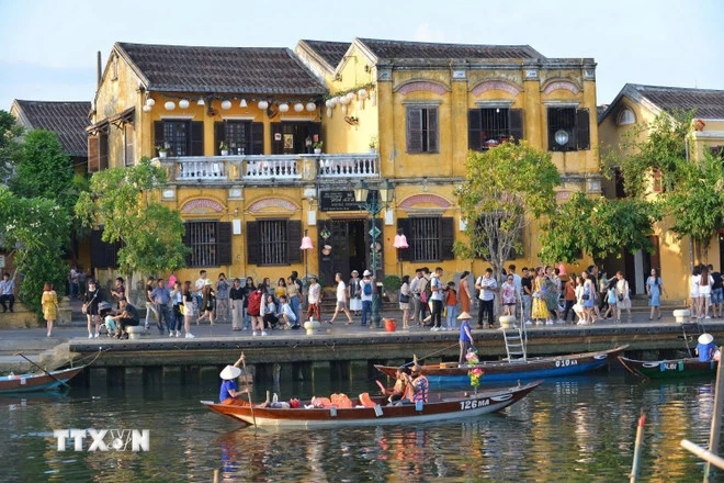 Tránh “bẫy” lừa đảo khi săn tour giá rẻ trong mùa du lịch cao điểm