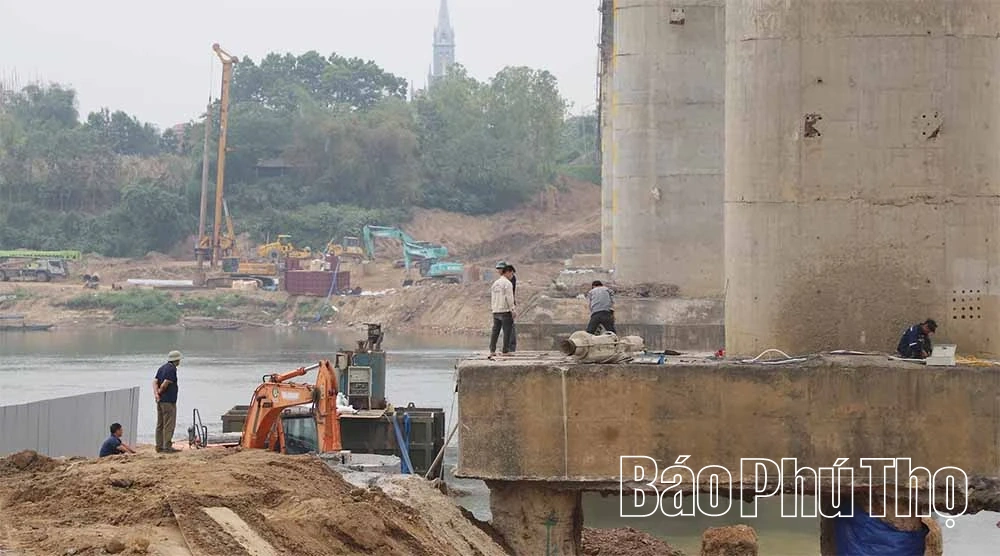 Cận cảnh sửa chữa cầu Sông Lô