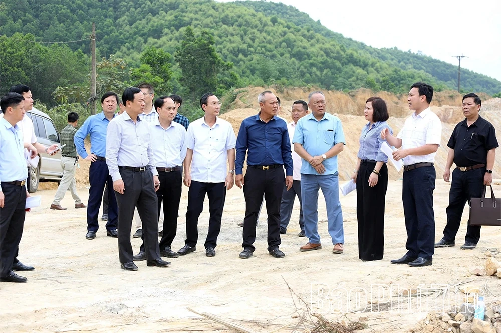 Phó Chủ tịch UBND tỉnh Quách Tất Liêm kiểm tra một số dự án giao thông khu vực Hòa Bình