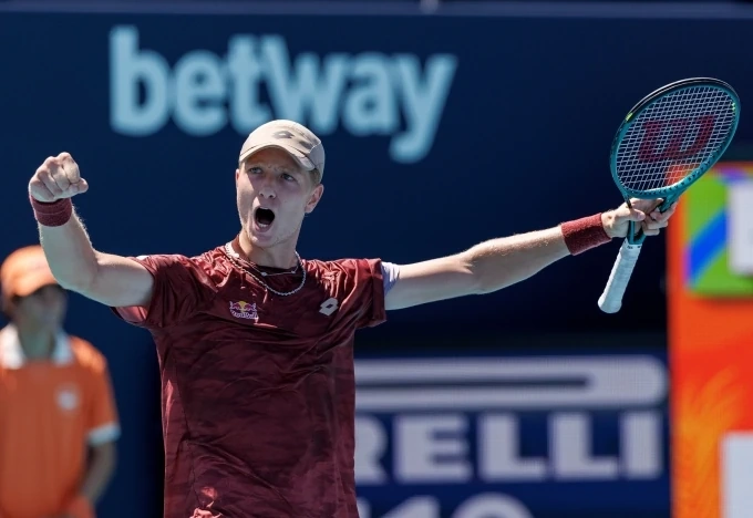 Tay vợt số 151 thế giới gây sốc ở Miami Mở rộng