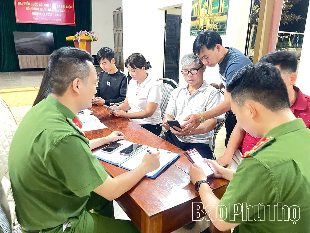 Công an hỗ trợ người dân tích hợp tài khoản an sinh xã hội