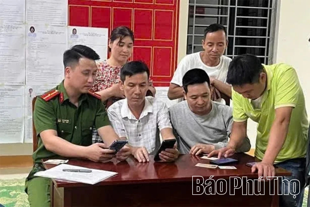 Công an hỗ trợ người dân tích hợp tài khoản an sinh xã hội