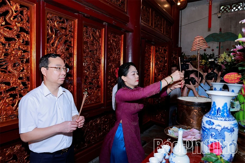 Communes and Wards Offer Incense in Commemoration of the Hung Kings