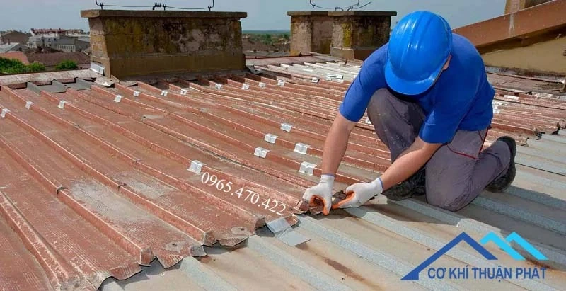 Giải quyết triệt để nỗi lo thấm dột với dịch vụ sửa mái tôn giá rẻ, thi công siêu tốc tại Hà Nội