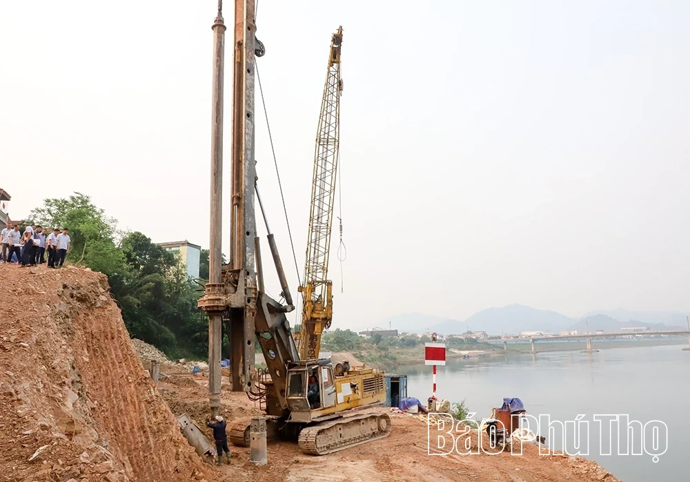 Phó Chủ tịch UBND tỉnh Đinh Công Sứ kiểm tra 2 dự án cấp bách tại khu vực Hòa Bình