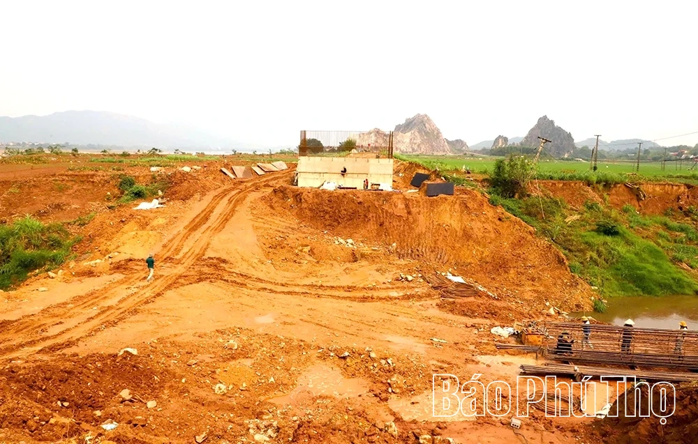 Phó Chủ tịch UBND tỉnh Đinh Công Sứ kiểm tra 2 dự án cấp bách tại khu vực Hòa Bình