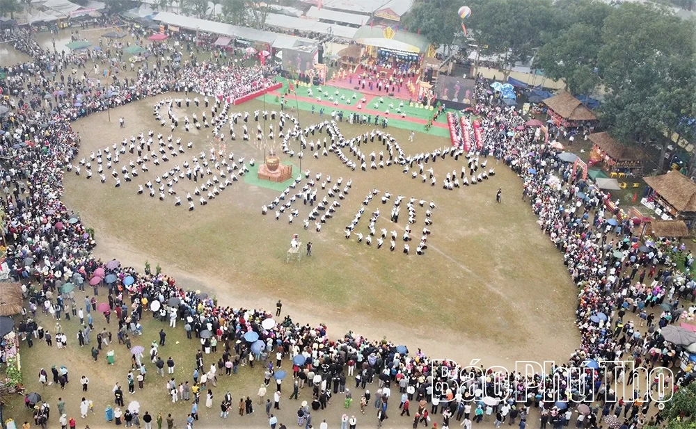 Xây dựng văn hóa, con người Đất Tổ đáp ứng yêu cầu hội nhập