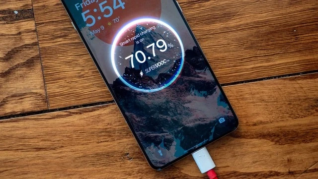 Lý do smartphone sạc rất nhanh rồi bất ngờ chậm lại