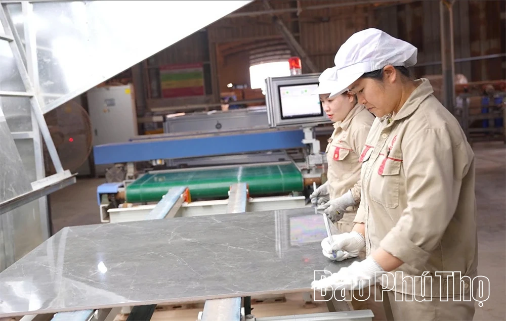 Giá xăng dầu biến động, doanh nghiệp chủ động tăng lương hỗ trợ người lao động