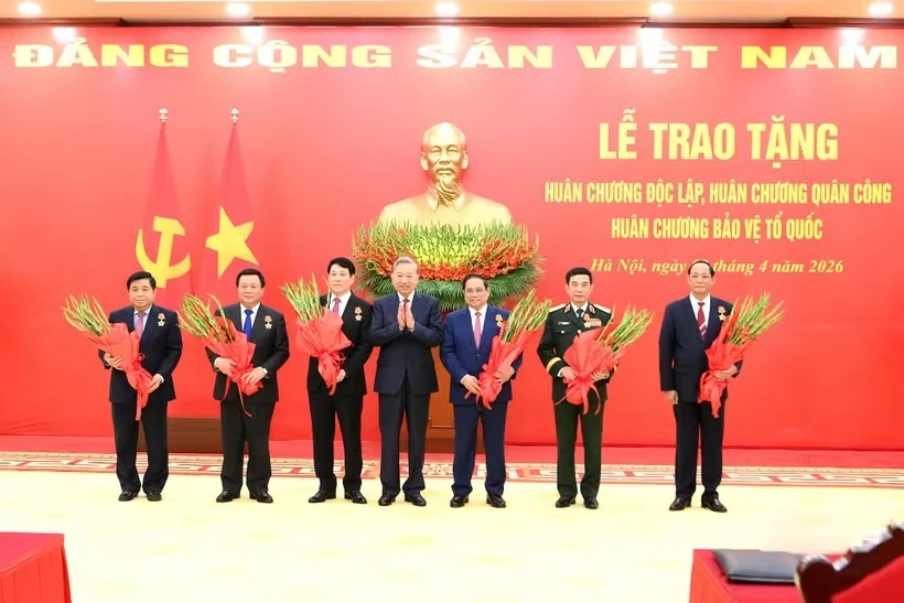 Trao huân chương cao quý tặng các đồng chí lãnh đạo Đảng, Nhà nước, cán bộ cấp cao