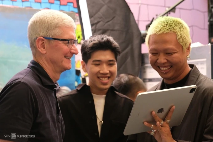 Đạo diễn Việt quay video 360 độ bằng 8 chiếc iPhone 17 Pro