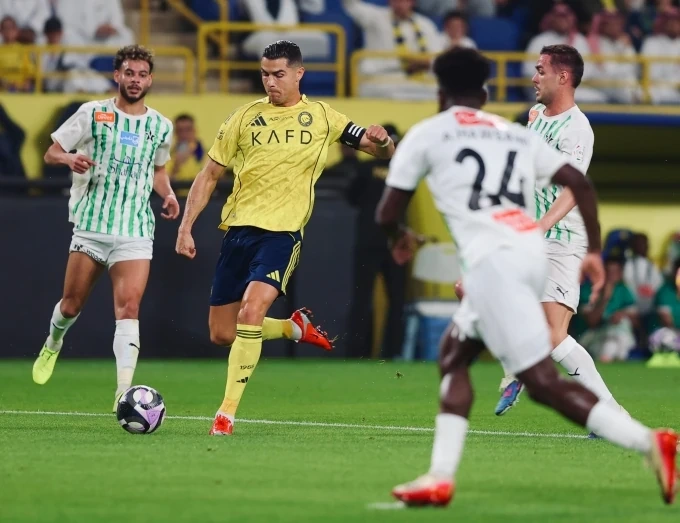 Ronaldo lập cú đúp trong ngày tái xuất