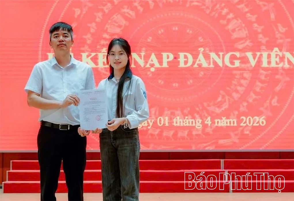 10 học sinh Trường THPT Chuyên Vĩnh Phúc được kết nạp vào Đảng