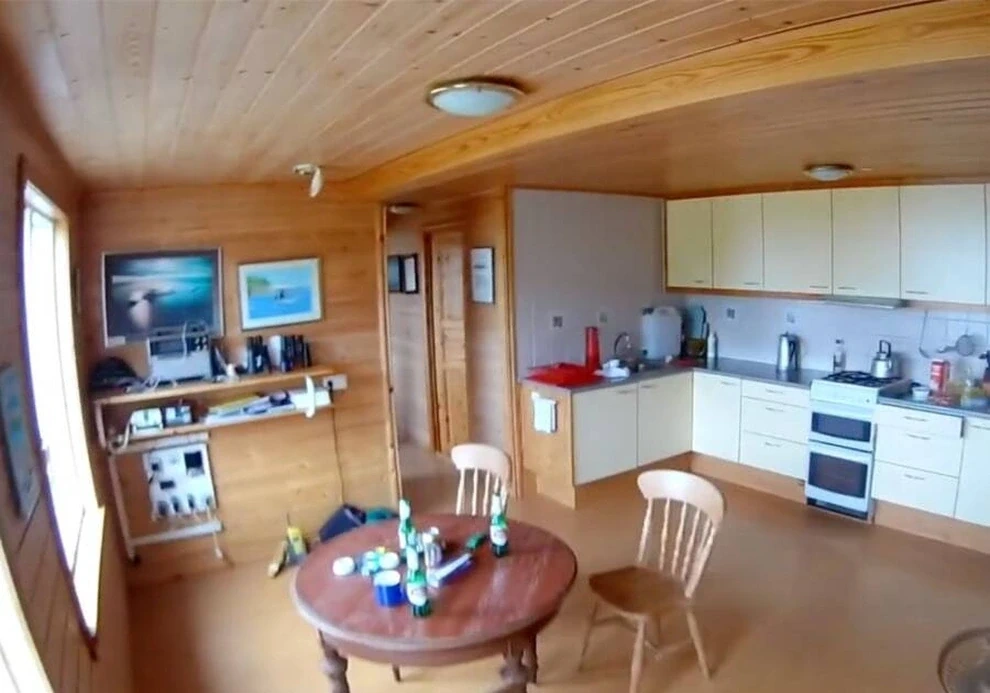 Sự thật về ngôi nhà cô độc nhất thế giới giữa đại dương và vị chủ nhà bí ẩn