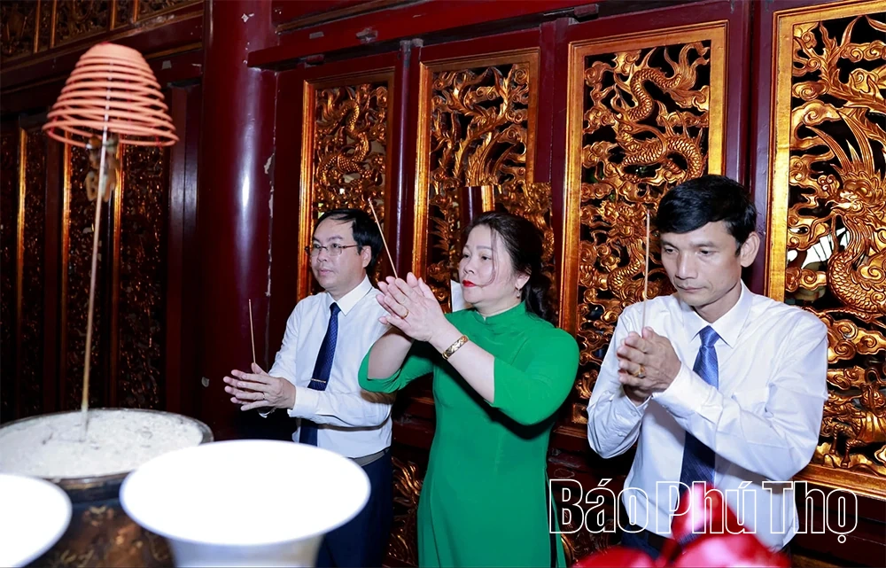 Đoàn đại biểu xã Hương Cần và phường Thống Nhất dâng hương tưởng niệm các Vua Hùng