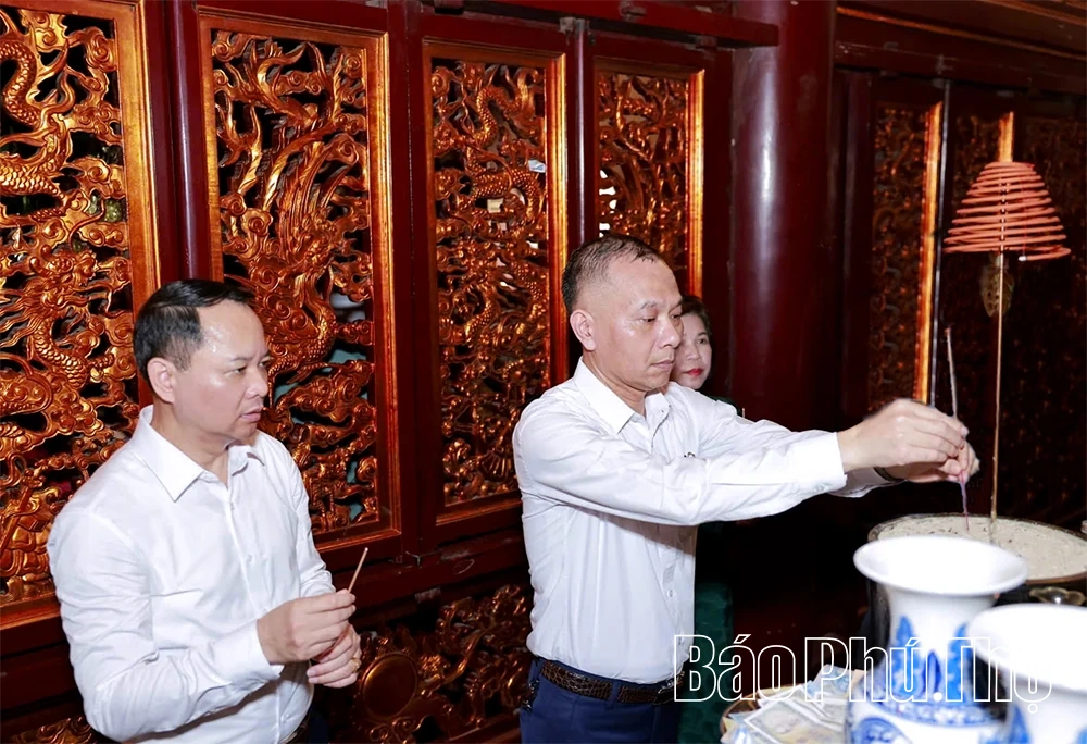 Đoàn đại biểu xã Hương Cần và phường Thống Nhất dâng hương tưởng niệm các Vua Hùng