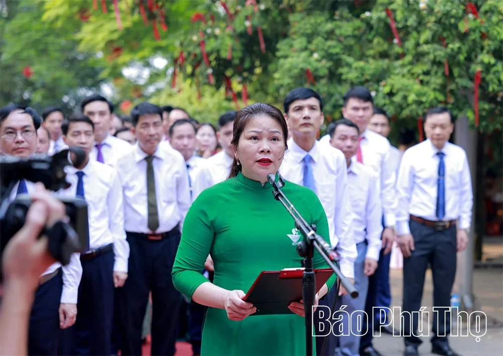 Đoàn đại biểu xã Hương Cần và phường Thống Nhất dâng hương tưởng niệm các Vua Hùng