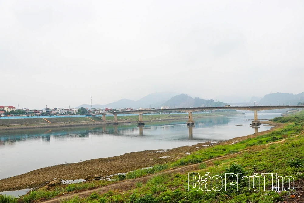 Mùa cạn ở vùng hạ lưu Thủy điện Hoà Bình