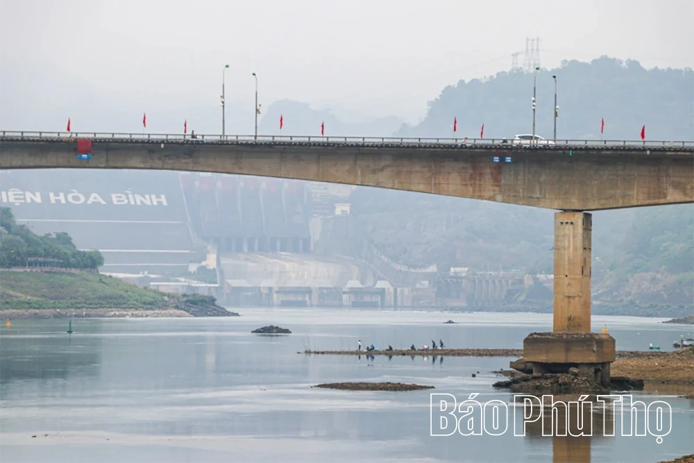 Mùa cạn ở vùng hạ lưu Thủy điện Hoà Bình