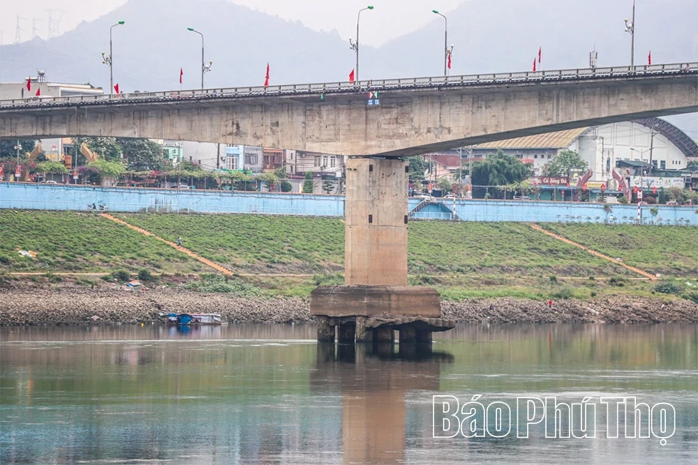 Mùa cạn ở vùng hạ lưu Thủy điện Hoà Bình